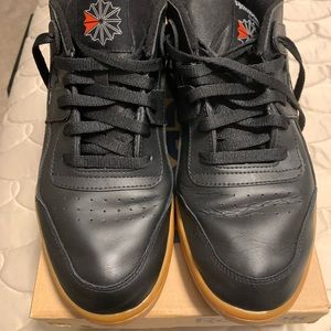 Mens Reebok classic black leather gum sole - size 11 gently worn